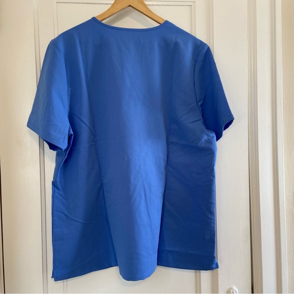 Figs Casma Three Pocket scrub top - Picture 6 of 6